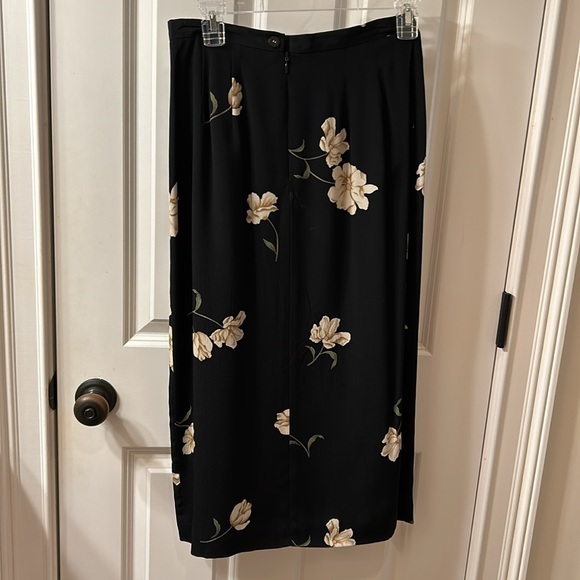 Talbots wrap skirt, size 8, petite, black and beige print, back zipper, lined - Picture 5 of 6